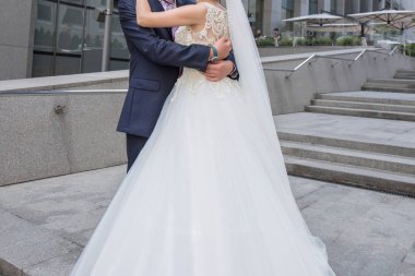 Gelin ve damat merdivenlerden duruyorsun