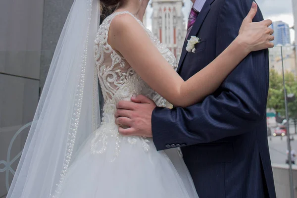 Bride and groom stand together near the building — Stock Photo, Image