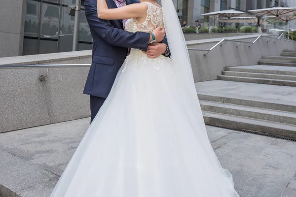 Gelin ve damat merdivenlerden duruyorsun