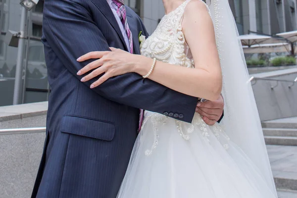 Nevěsta a ženich stojí spolu na ulici — Stock fotografie