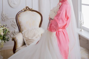 Gelin düğün elbisesini yakınındaki bornozlu