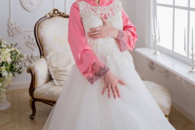 Gelin düğün elbisesini yakınındaki bornozlu