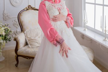 Gelin düğün elbisesini yakınındaki bornozlu