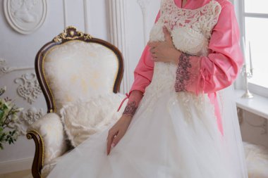 Gelin düğün elbisesini yakınındaki bornozlu