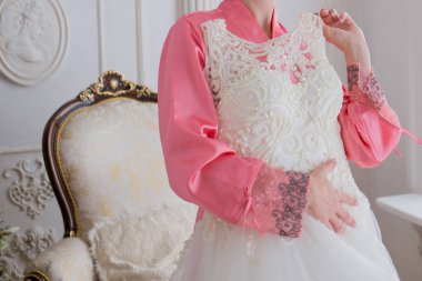 Gelin düğün elbisesini yakınındaki bornozlu