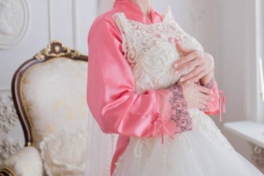 Gelin düğün elbisesini yakınındaki bornozlu