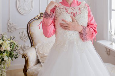 Gelin düğün elbisesini yakınındaki bornozlu