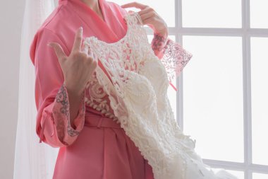 Gelin düğün elbisesini yakınındaki bornozlu