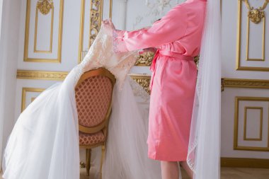 Gelin düğün elbisesini yakınındaki bornozlu