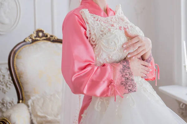 Braut Bademantel Neben Ihrem Brautkleid — Stockfoto