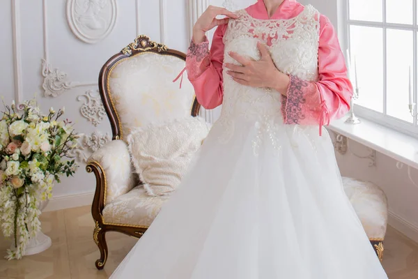 Gelin düğün elbisesini yakınındaki bornozlu