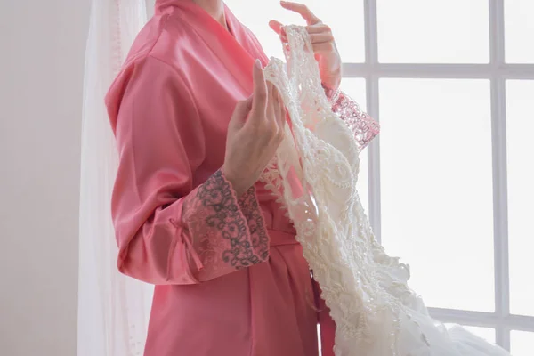 근처에 그녀의 웨딩 드레스 가운 신부 — 스톡 사진