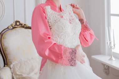 Gelin düğün elbisesini yakınındaki bornozlu