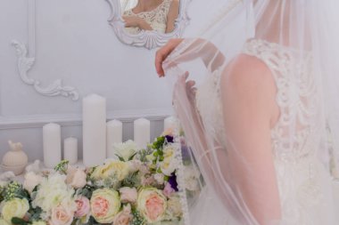 gelin peçe ve beyaz duvar yakınındaki çiçek