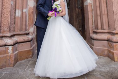 Yeni evliler birlikte şehirde bina yakınındaki stand