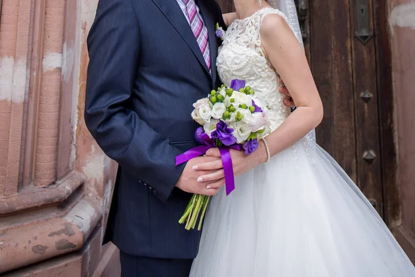 Yeni evliler birlikte şehirde bina yakınındaki stand