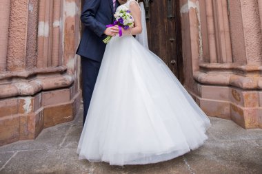 Yeni evliler birlikte şehirde bina yakınındaki stand