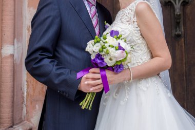 Yeni evliler birlikte şehirde bina yakınındaki stand