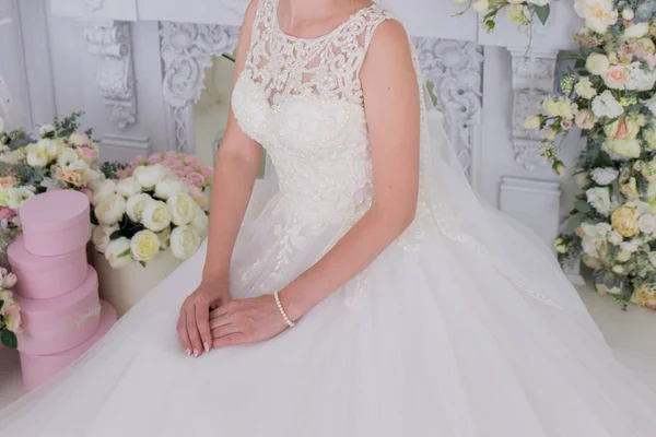 新娘在白色墙壁附近的面纱和花 — 图库照片