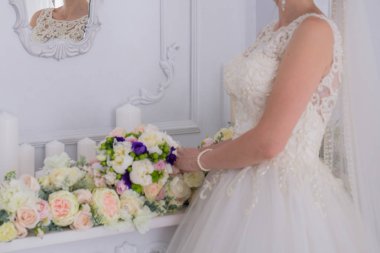 gelin peçe ve beyaz duvar yakınındaki çiçek