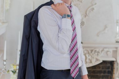 damat bir ceket odaya koyar.