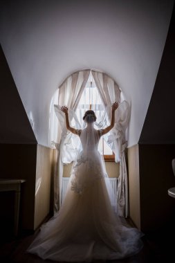 pencere duran gelinin arka görünüm