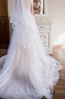 gelin elbise odasında duruyor