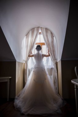 pencere duran gelinin arka görünüm