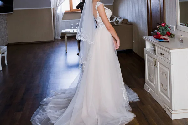 Νύφη Στέκεται Φορώντας Νυφικό Δωμάτιο Περικοπεί Shot — Φωτογραφία Αρχείου