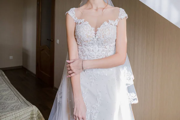 De bruid is staan in de kamer in een jurk — Stockfoto