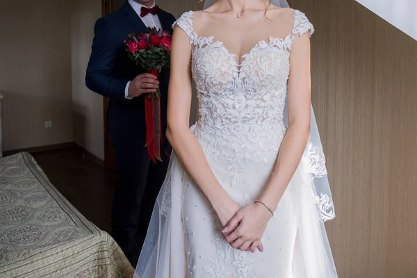 Die Braut steht im Zimmer in einem Kleid — Stockfoto