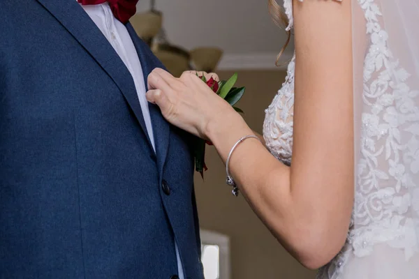 Невеста надевает бутоньерку — стоковое фото