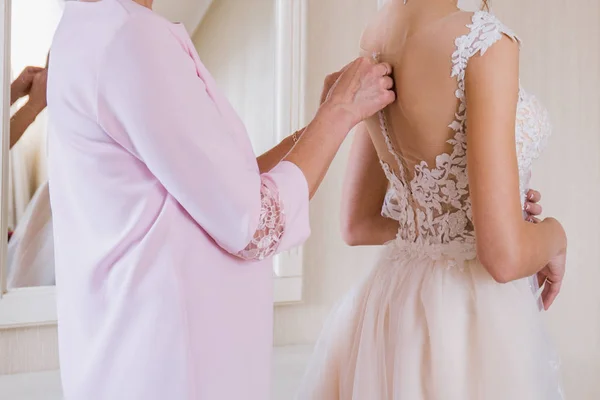 Невеста надела свадебное платье в комнате — стоковое фото