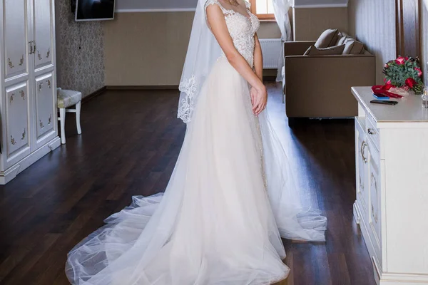 Νύφη Στέκεται Φορώντας Νυφικό Δωμάτιο Περικοπεί Shot — Φωτογραφία Αρχείου