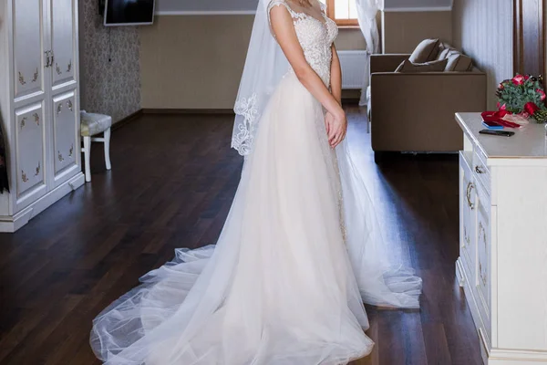 新娘站在房间里穿着婚纱 裁剪拍摄 — 图库照片