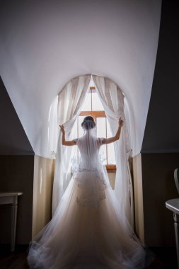 pencere duran gelinin arka görünüm