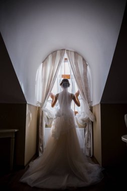 pencere duran gelinin arka görünüm