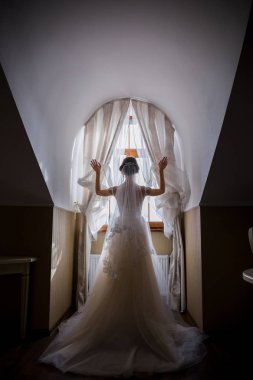 pencere duran gelinin arka görünüm