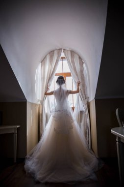 pencere duran gelinin arka görünüm