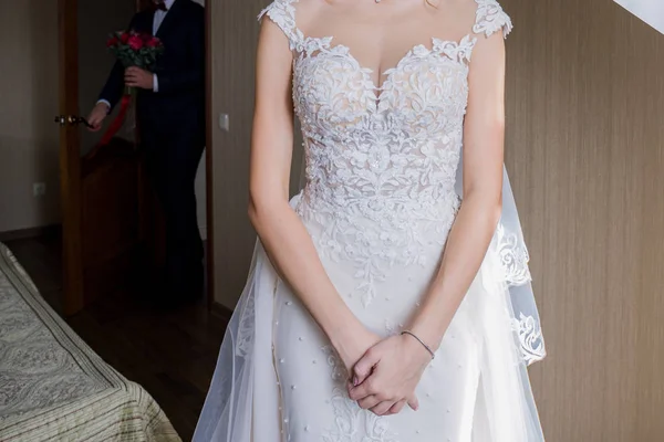 The bride is standing in the room in a dress — Stock Photo, Image