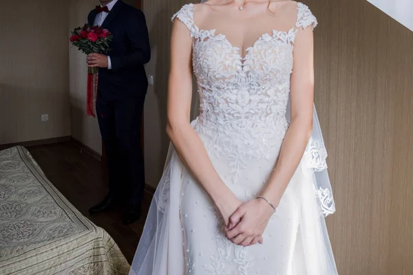 花嫁はドレスの部屋に立っています。 — ストック写真