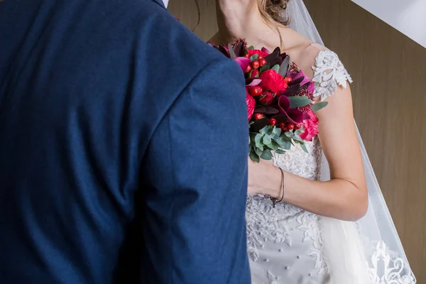 Bruden och brudgummen står i närheten — Stockfoto