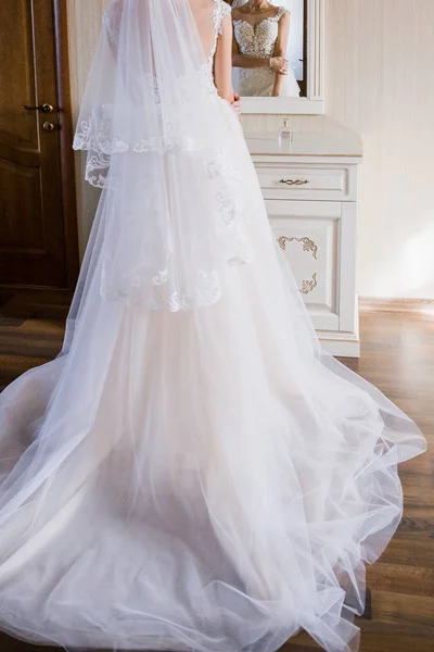 La novia está de pie en el vestido en la habitación — Foto de Stock
