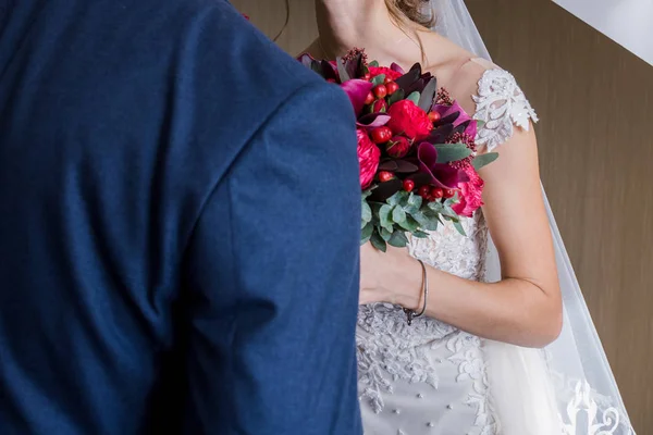 Bruden och brudgummen står i närheten — Stockfoto