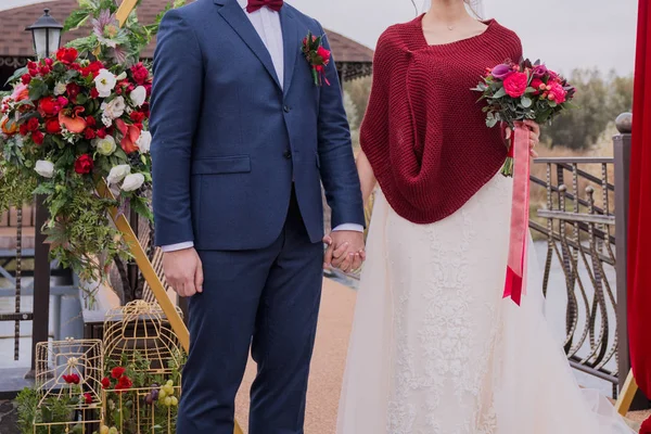Sposa e sposo stand alla cerimonia vicino all'arco — Foto Stock