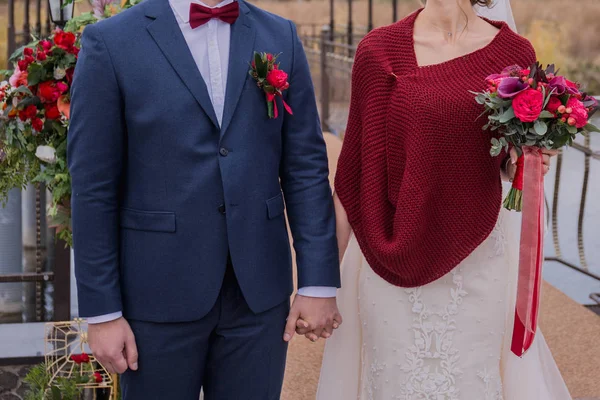 Mariée et marié debout à la cérémonie près de l'arche — Photo