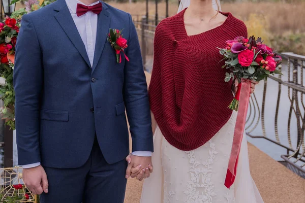 Bruden och brudgummen står vid ceremonin nära bågen — Stockfoto