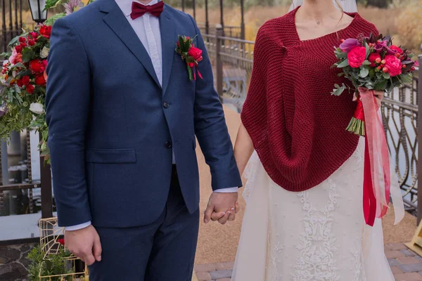 Sposa e sposo stand alla cerimonia vicino all'arco — Foto Stock