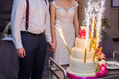 Fireworks uygulamasında yeni evliler arka plan üzerinde bir düğün pastası