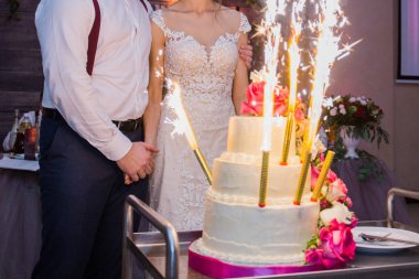 Fireworks uygulamasında yeni evliler arka plan üzerinde bir düğün pastası